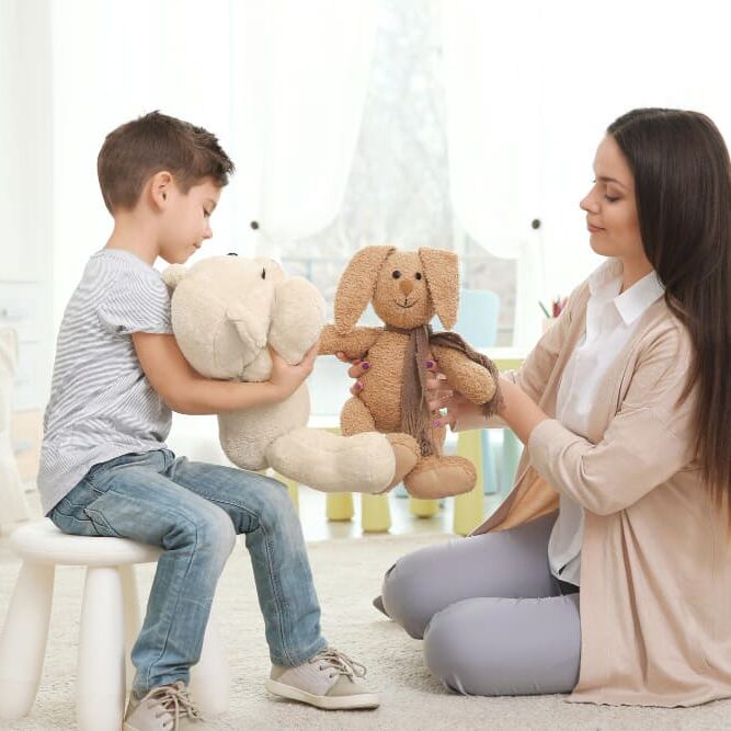 Criança fazendo terapia infantil